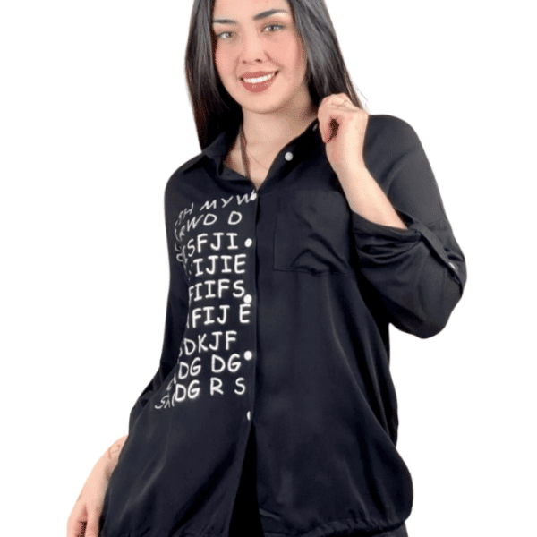 Blusa Letras Con Cuello Abotonada Negra